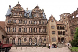 Sintiendo los años de historia del Castillo Heidelberg en Alemania