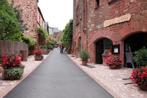 Collonges-la-Rouge en Francia, el pueblo encantado de la piedra roja