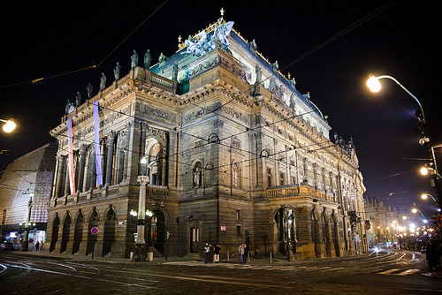 Disfruta del encanto, la belleza y la opulencia del Teatro Nacional de Praga