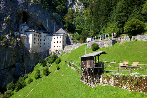 El insólito castillo de Predjama en Eslovenia