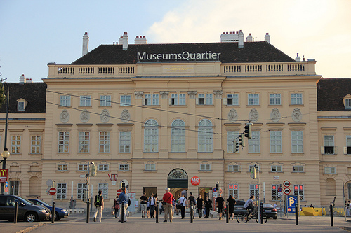 Demos un paseo por el espectacular Museumsquartier en Viena