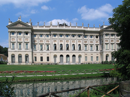 Recorre el jardín de la Villa Belgiojoso Bonaparte en Milán