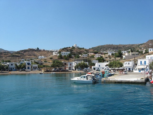 La isla griega Kimolos y su emblemática seta de piedra Skiadi