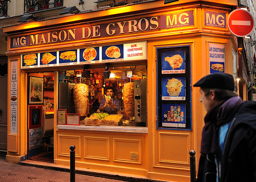 Autor: JanetandPhil You do not see many 'sliced meat', built-up spits in the United States anymore (in the U.S. we have pre-fabricated gyros loaves). These traditional rotisseries are quite prevalent in Paris.