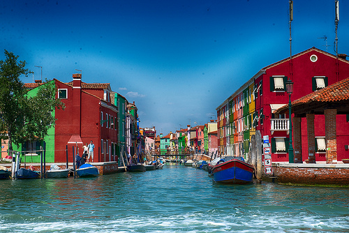 Disfrutando del colorido y la belleza de Burano en Italia