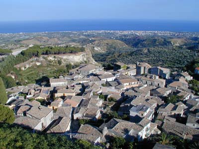 Descubre Gerace en Italia, una impresionante ciudad medieval con vistas al mar