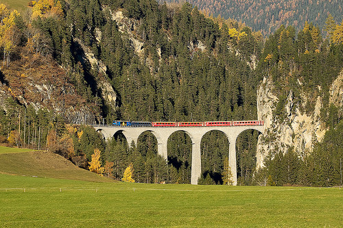 El hermoso Viaducto de Landwasser en Suiza