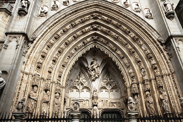 puerta de los leones, catedral de toledo