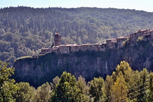 Castellfullit de la Roca es un pueblo al borde de un acantilado
