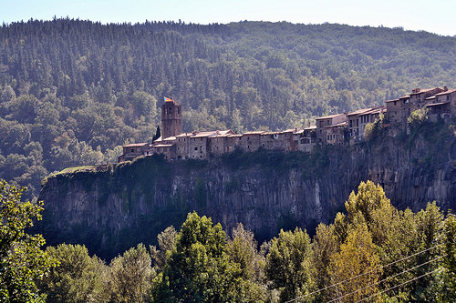 Castellfullit de la Roca es un pueblo al borde de un acantilado