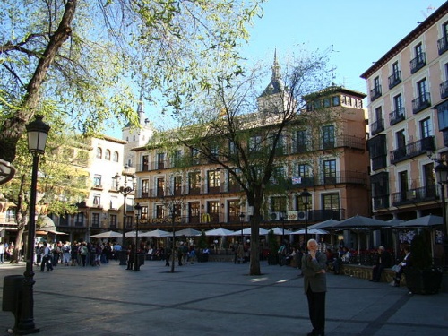 Descubre la plaza de Zocodover de Toledo, un lugar con mucha historia