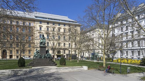 Descubre la encantadora plaza de Beethoven en Viena