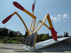 La llamativa y vanguardista escultura Las Cerillas de Barcelona