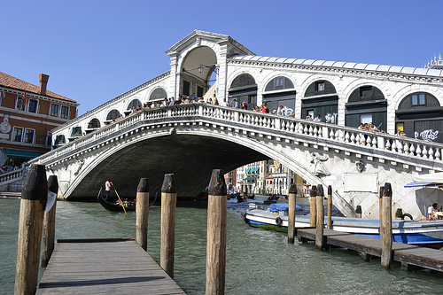 Cruzamos el Puente Rialto de Venecia