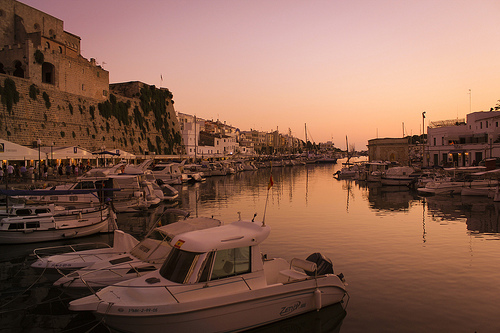 MURADA SOBRE EL PORT, CIUTADELLA. puertos más hermosos