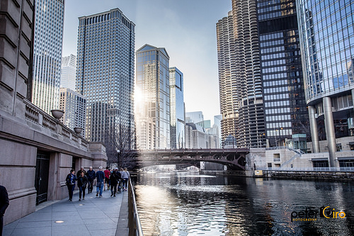 Sun sneaking between buildings on the Chicago Riverwalk near Michigan Ave. Chicago gratis