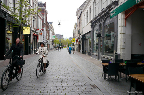 Ladies cycling in the city center of Nijmegen. ciudades de los Países Bajos