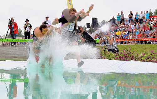 Jump into water, Wife carrying World Championship. celebraciones más extrañas