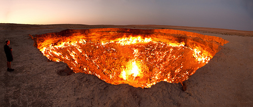 Darvaza gas crater panorama. lugares extraños